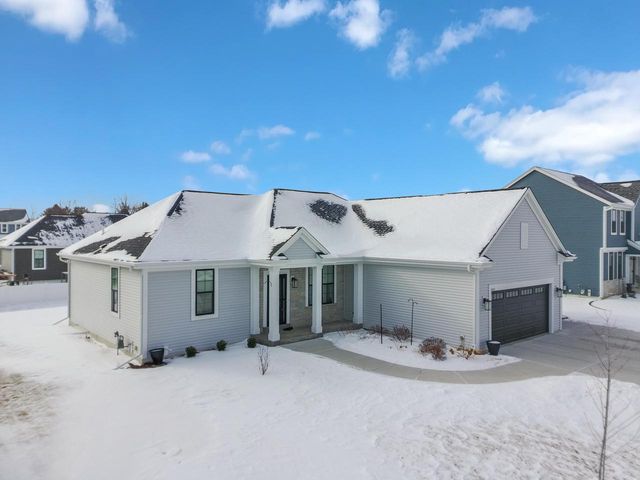 2689 Mapleton AVENUE, East Troy, WI 53120