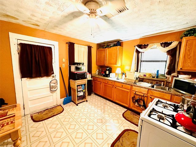 1217 4th Avenue S, Texas City, TX 77590