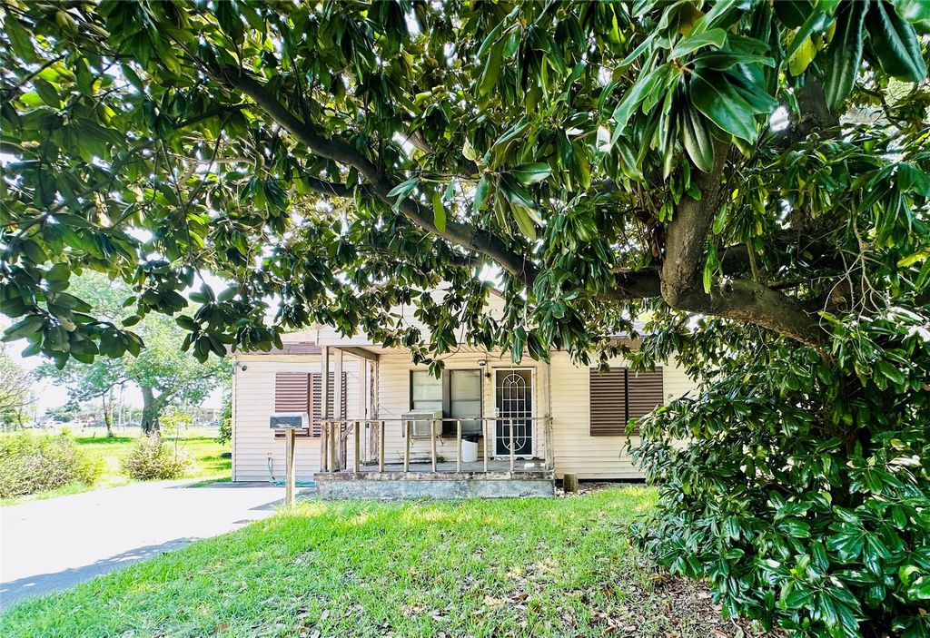 1217 4th Avenue S, Texas City, TX 77590