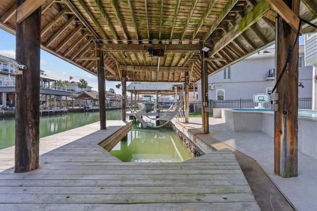 214 Sampan Drive, Tiki Island, TX 77554