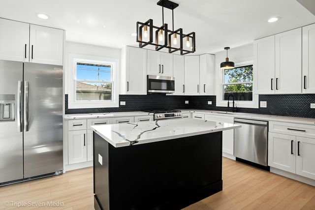 8053 Newland Avenue, Burbank, IL 60459