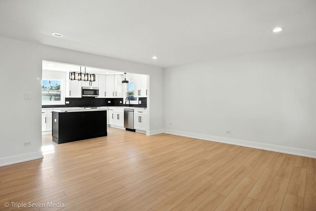 8053 Newland Avenue, Burbank, IL 60459