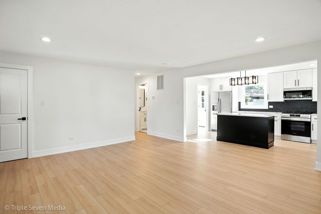 8053 Newland Avenue, Burbank, IL 60459