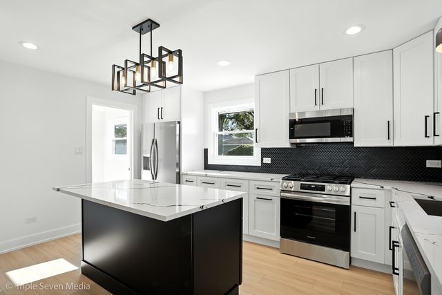 8053 Newland Avenue, Burbank, IL 60459