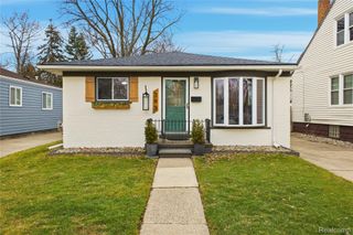 393 W Hudson Avenue E, Madison Heights, MI 48071