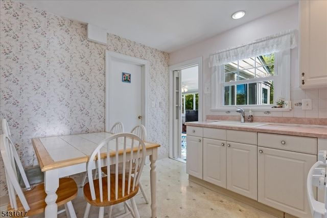 28 Berkeley Pl, Livingston Twp., NJ 07039