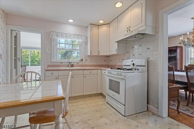 28 Berkeley Pl, Livingston Twp., NJ 07039
