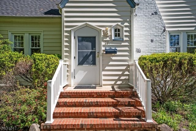 28 Berkeley Pl, Livingston Twp., NJ 07039