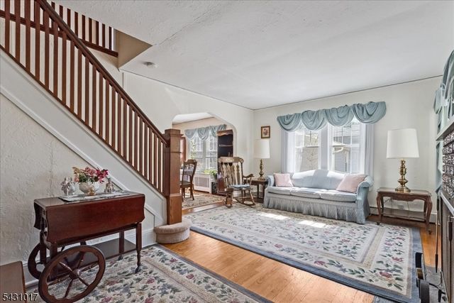 28 Berkeley Pl, Livingston Twp., NJ 07039
