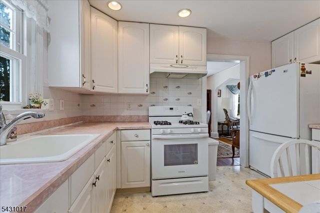 28 Berkeley Pl, Livingston Twp., NJ 07039