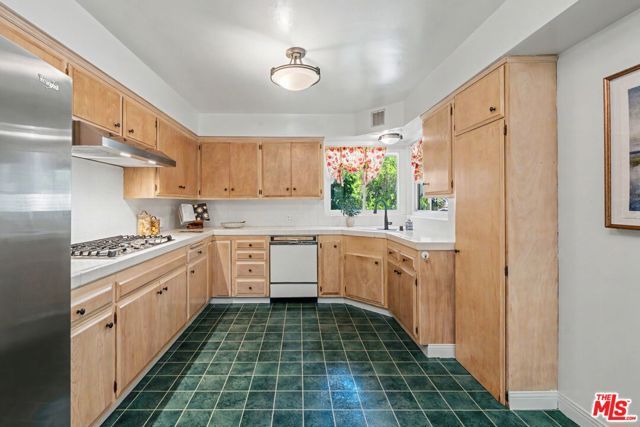 7554 Devista Drive, Los Angeles, CA 90046