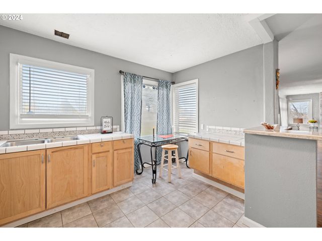 450 Se HOGAN Rd, Gresham, OR 97080