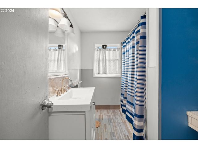 450 Se HOGAN Rd, Gresham, OR 97080