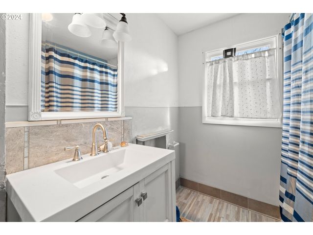 450 Se HOGAN Rd, Gresham, OR 97080