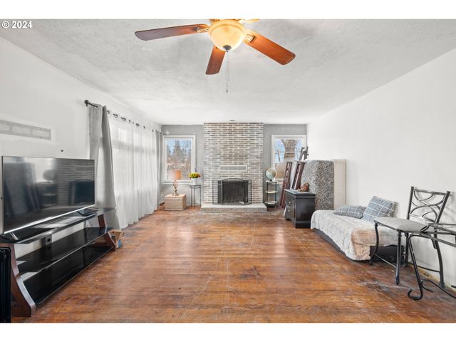 450 Se HOGAN Rd, Gresham, OR 97080