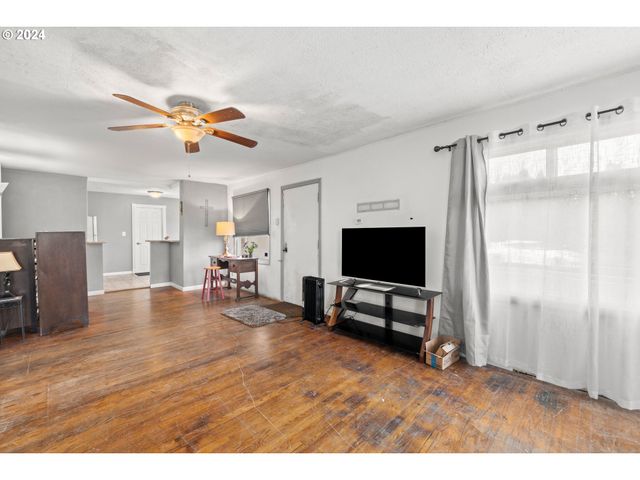 450 Se HOGAN Rd, Gresham, OR 97080