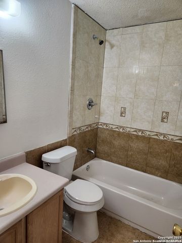 2117 Farmsville, San Antonio, TX 78245