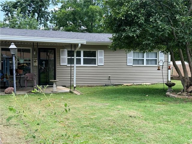 2705 S 52nd Street, Kansas City, KS 66106
