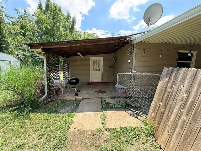 2705 S 52nd Street, Kansas City, KS 66106