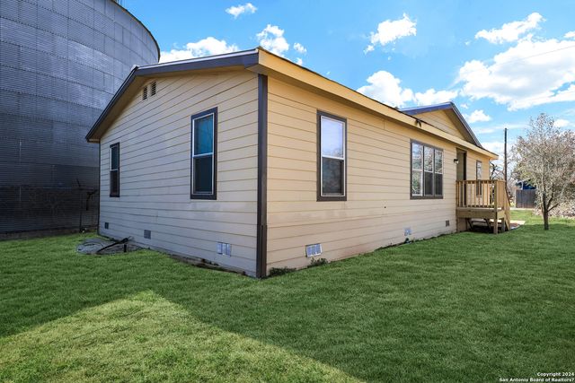 18066 La Gloria Rd, Elmendorf, TX 78112