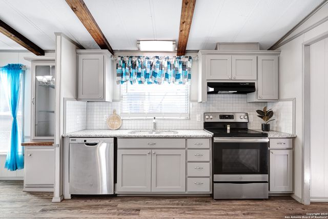 18066 La Gloria Rd, Elmendorf, TX 78112