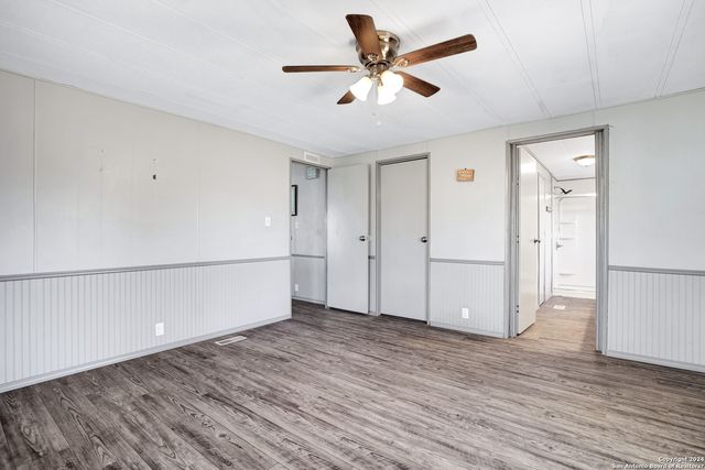 18066 La Gloria Rd, Elmendorf, TX 78112