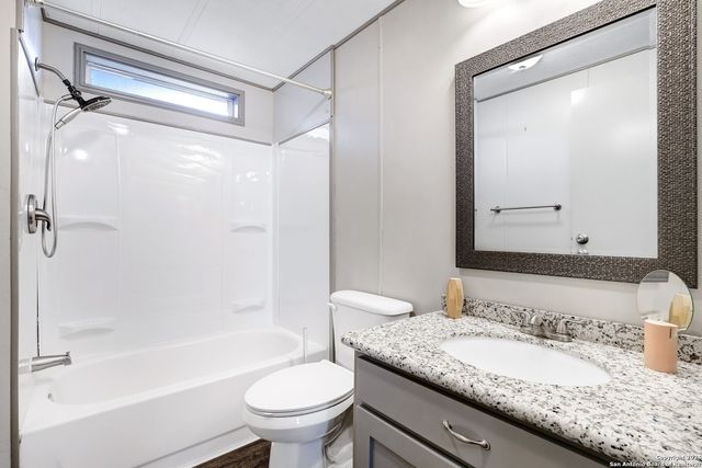 18066 La Gloria Rd, Elmendorf, TX 78112