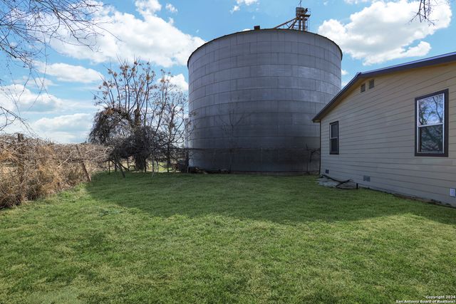 18066 La Gloria Rd, Elmendorf, TX 78112