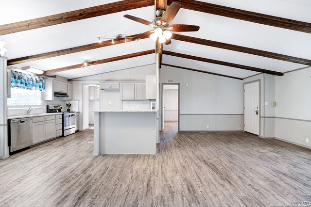 18066 La Gloria Rd, Elmendorf, TX 78112