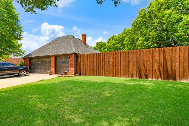3035 Oak Creek Drive, Paris, TX 75462