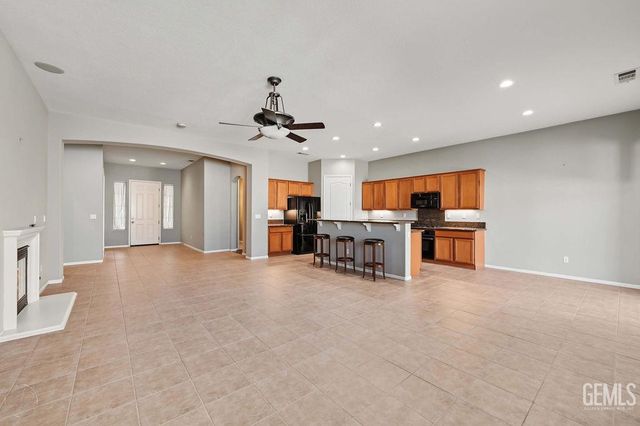 5704 Wisteria Valley Road, Bakersfield, CA 93306