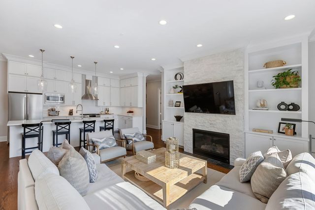 4802 N Bell Avenue 201, Chicago, IL 60625