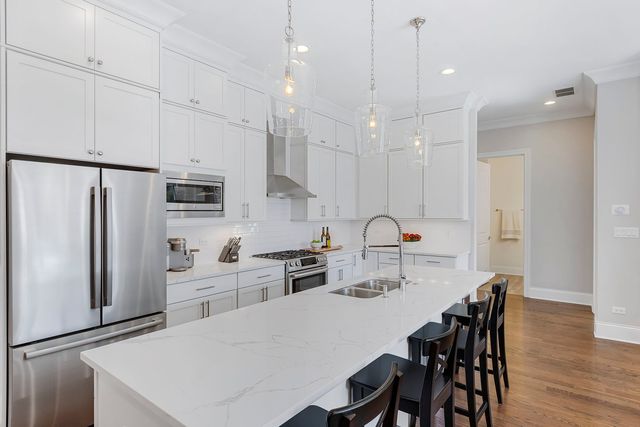 4802 N Bell Avenue 201, Chicago, IL 60625