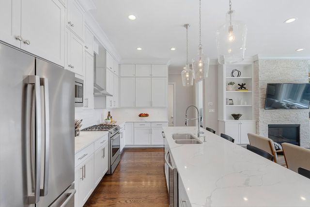 4802 N Bell Avenue 201, Chicago, IL 60625