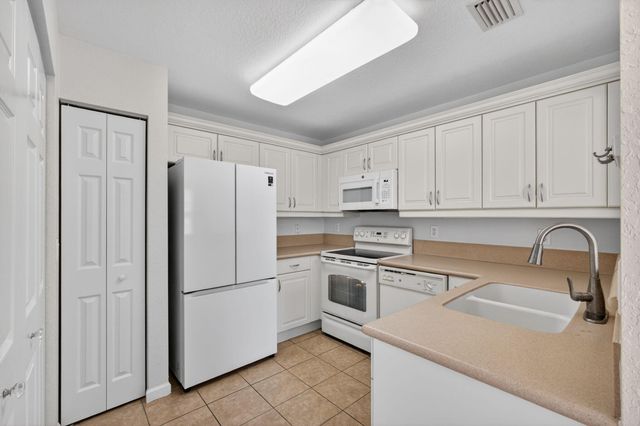 6549 Diamond Springs Terrace 2003, West Palm Beach, FL 33411
