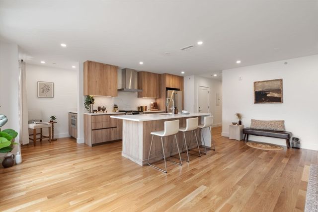 6 Gen Devine Wy 1, Boston, MA 02127