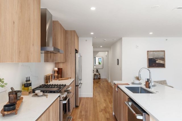 6 Gen Devine Wy 1, Boston, MA 02127