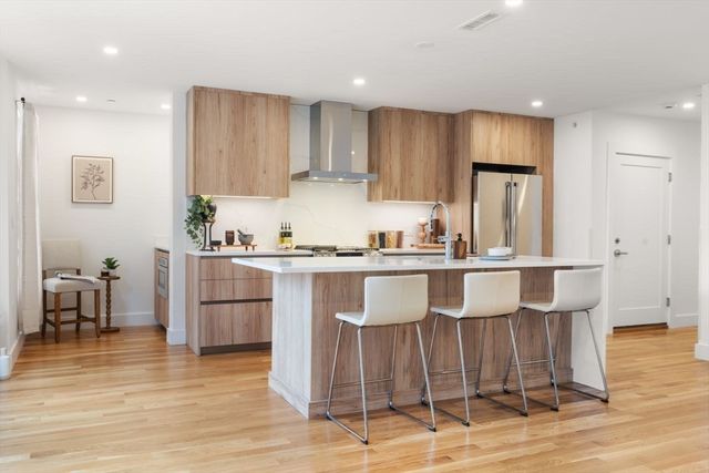 6 Gen Devine Wy 1, Boston, MA 02127