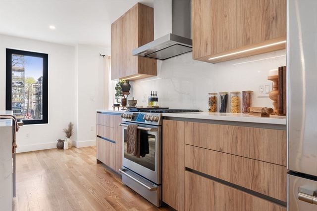 6 Gen Devine Wy 1, Boston, MA 02127