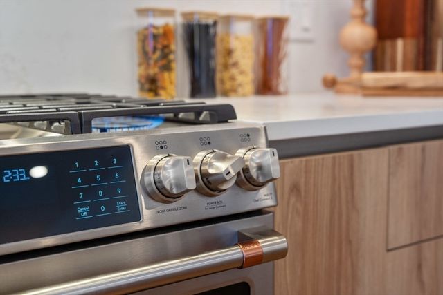 6 Gen Devine Wy 1, Boston, MA 02127