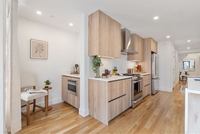 6 Gen Devine Wy 1, Boston, MA 02127