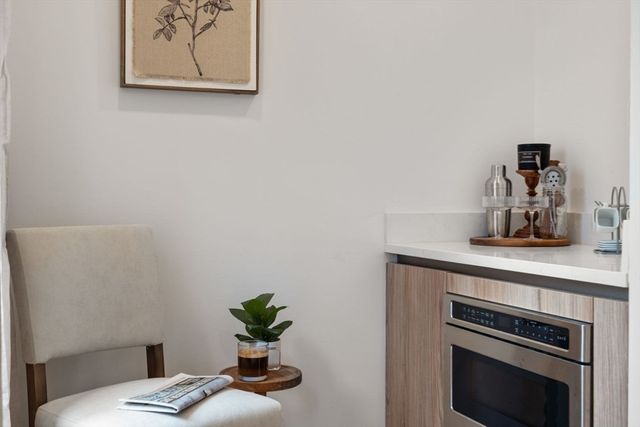 6 Gen Devine Wy 1, Boston, MA 02127