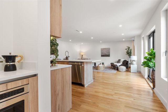 6 Gen Devine Wy 1, Boston, MA 02127