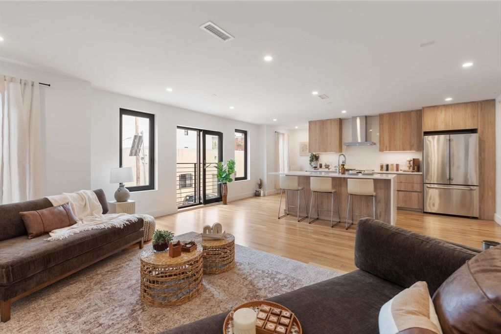 6 Gen Devine Wy 1, Boston, MA 02127