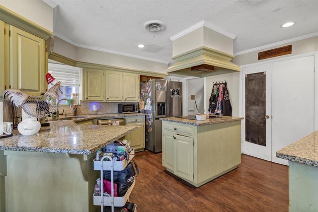 706 E Criner Street, Grandview, TX 76050