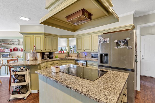 706 E Criner Street, Grandview, TX 76050