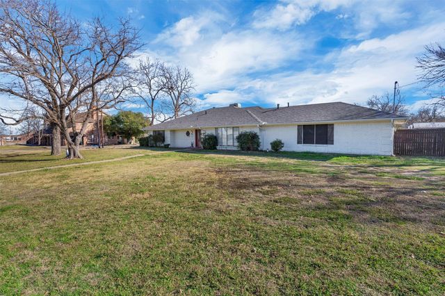 706 E Criner Street, Grandview, TX 76050