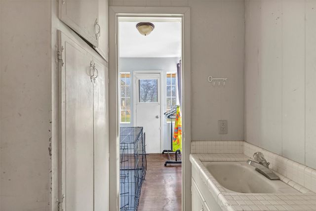 706 E Criner Street, Grandview, TX 76050