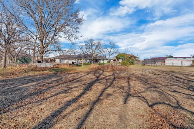 706 E Criner Street, Grandview, TX 76050