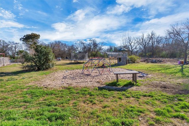 706 E Criner Street, Grandview, TX 76050